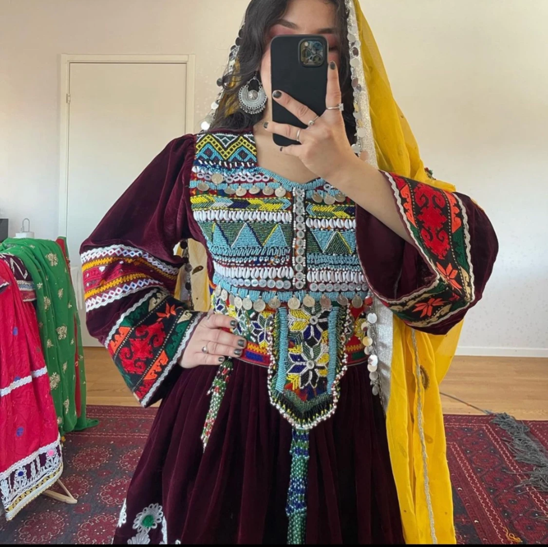 Jag säljer min afghanska klänning, har aldrig använt utan bara provat. - 92