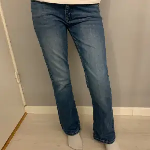 Jeansen är lowrise och bootcut ( strl 158). Det finns inga skador på jeansen. Köparen står för frakten💖