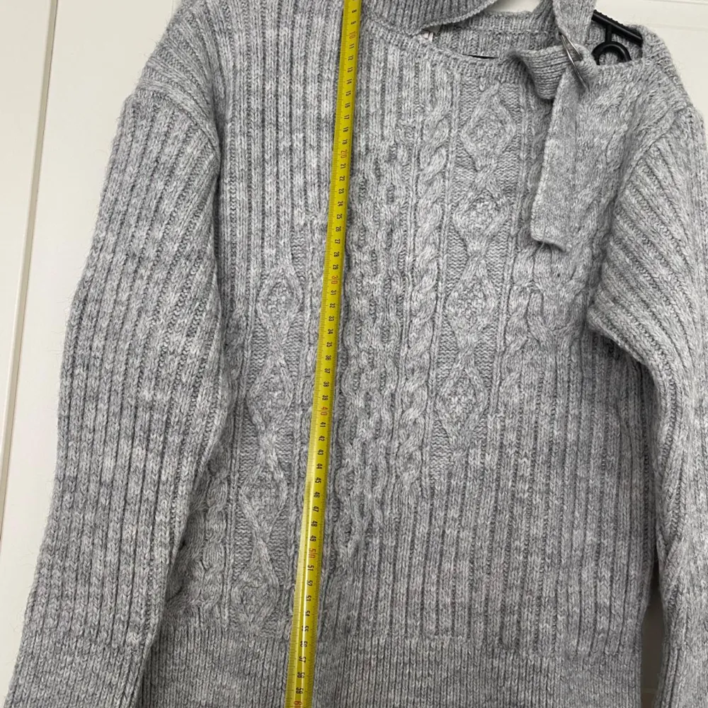 Nästan ny off shoulder tröja från River Island med spänne på ena axeln. Använd endast 1 gång.. Tröjor & Koftor.