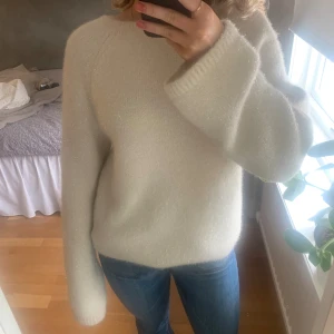 Stickad tröja - Superfin vit stickad med glitter!! Passar S Endast använd några få ggr 