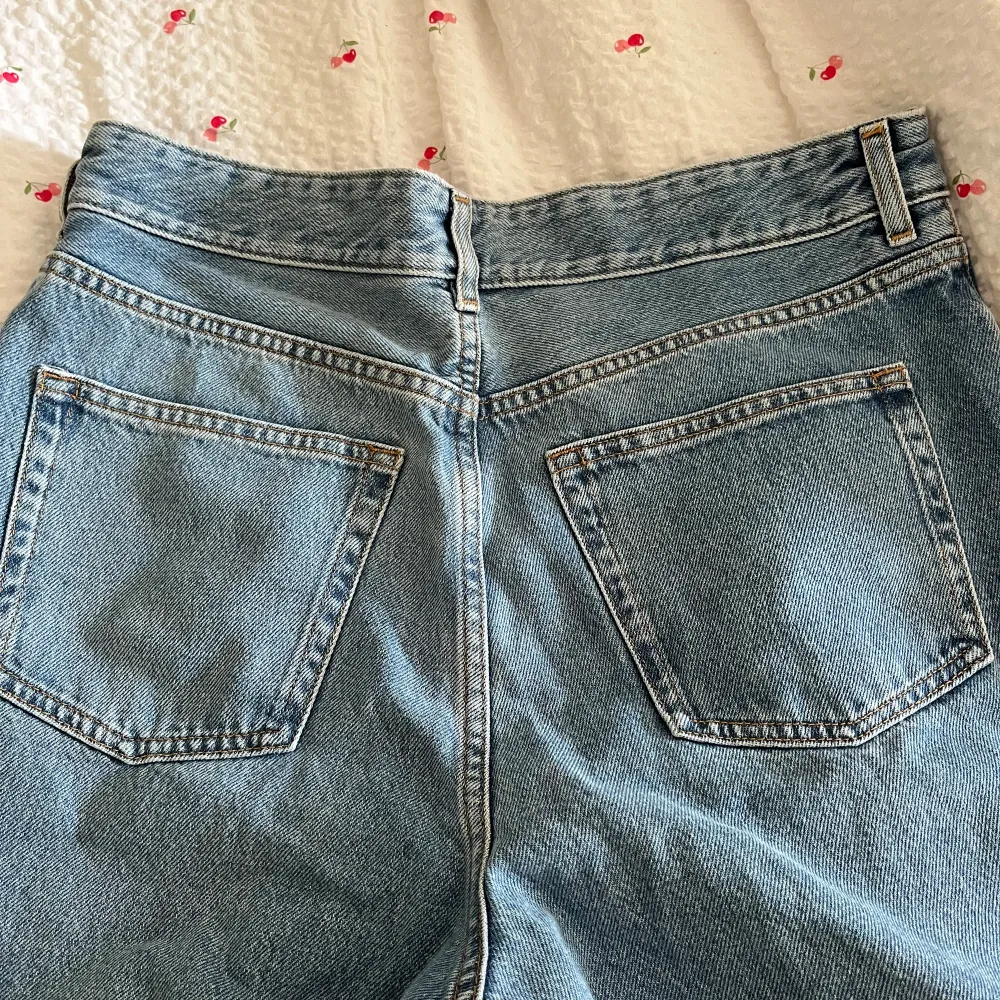 Super snygga jeans från COS som aldrig är använda. Säljer då de är alldeles förstora på mig. Skicka för fler bilder💕💞💗. Jeans & Byxor.