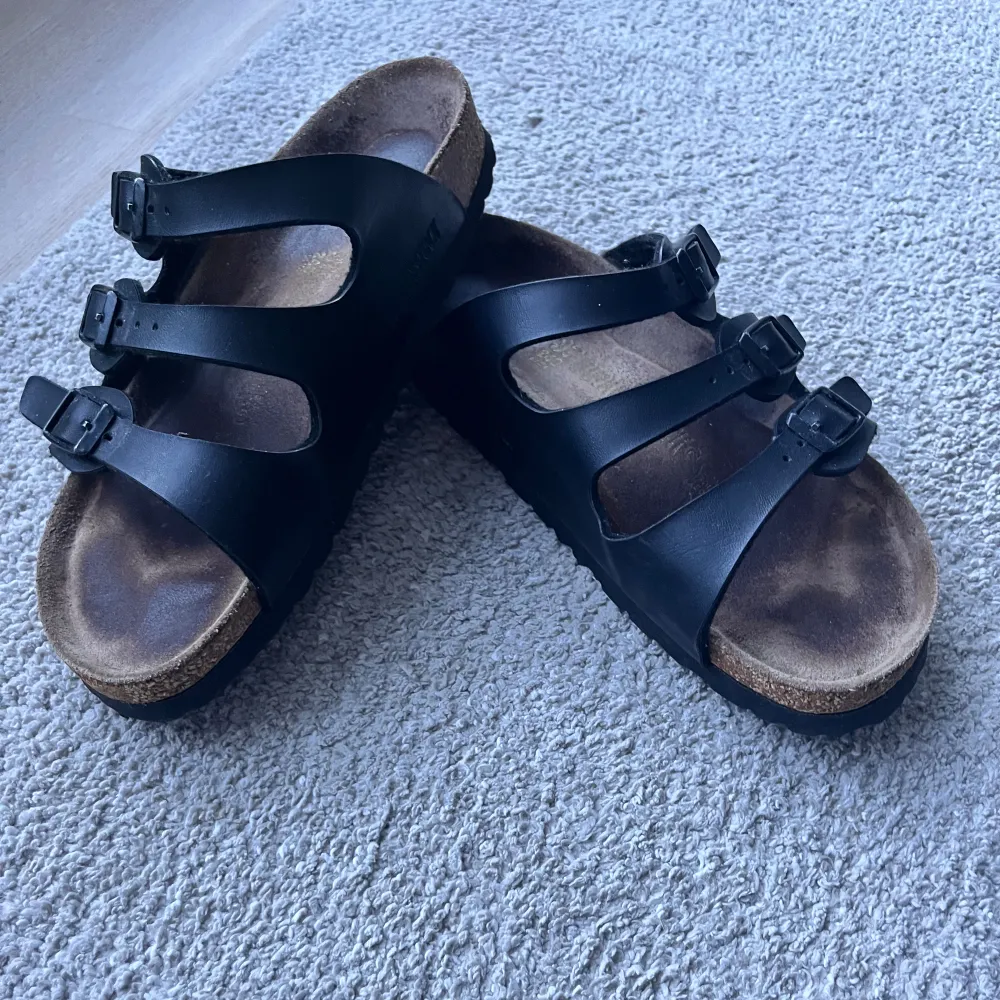 Säljer dessa birkenstock tofflor åt min mamma.Skriv gärna om ni har några frågor💖. Skor.