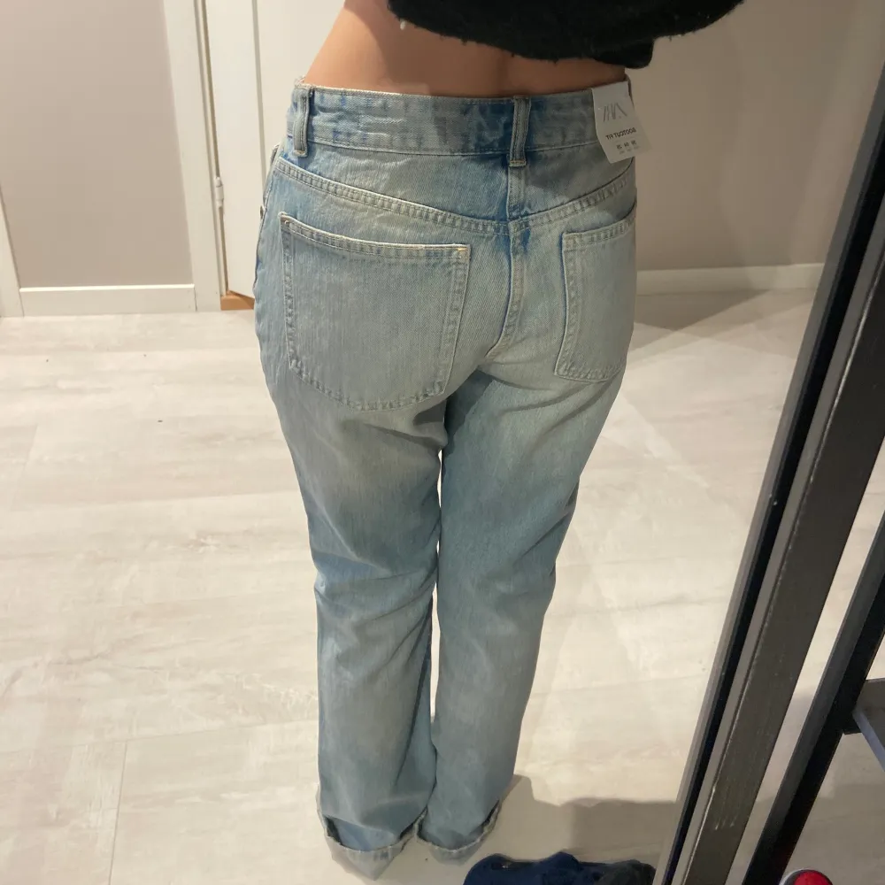 Helt nya jeans ifrån zara i modellen Bootcut fit. Lågmidjade och lång i benen! Säljer pga de är för stora och långa på mig som är 165 cm vanligtvis XS. Villig att gå ner i pris då jag vill bli av med dem💕. Jeans & Byxor.