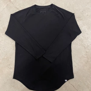 Young LA långärmad t-shirt - Young LA långärmad t-shirt i storlek large, lång scoop modell, slimfit