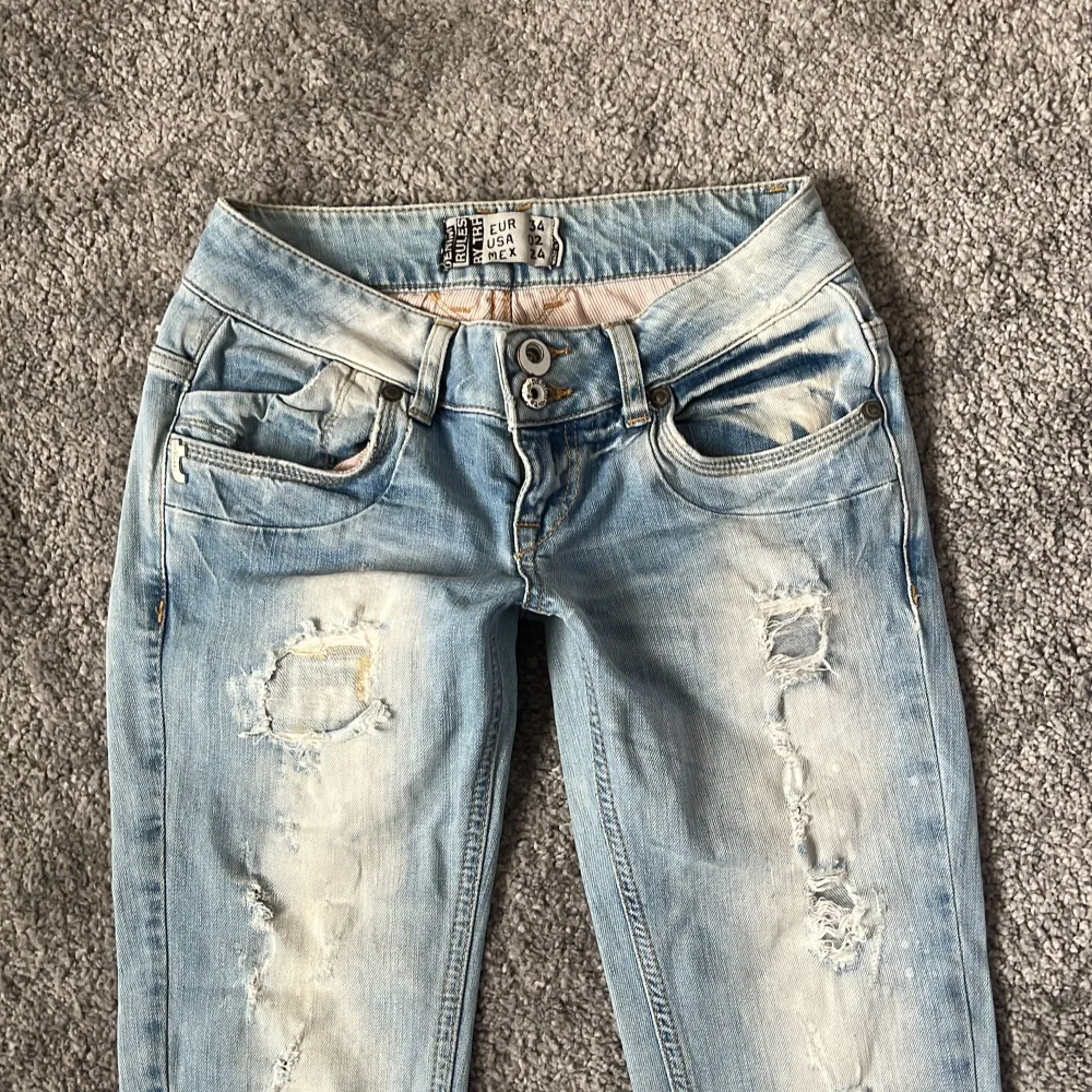 Jättesnygga ljusblåa jeans. Lågmidjade. Aldrig använda. Skriv för mått och fler bilder. Köparen står för frakt💗. Jeans & Byxor.