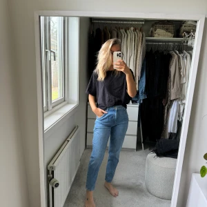 Lee x H&M HM jeans xs 152 - Lee jeans i samarbete med H&M  Storlek 152 passar perfekt för XS man kan även dra åt midjan inne i byxan för rätt passform. 