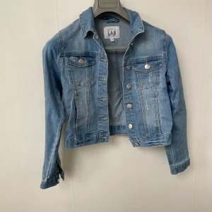Jeansjacka - Jeansjacka i storlek 146 från Kappahl. Frakt tillkommer eller upphämtning i Huddinge.