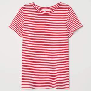 Vit/röd randig t-shirt från H&M i mycket fint skick! Storlek S.