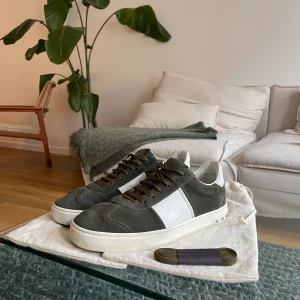 Valentino Flycrews - Säljer nu mina Valentino flycrews i fint skick! Alla nitar sitter på. Dustbags och extra skosnöre medföljer. Hör av er vid frågor!