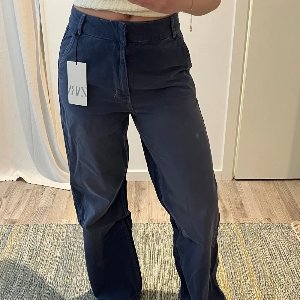 Helt oanvända byxor från Zara med prislapp kvar, strl 34 men lite oversize💕nypris var 399kr. Jeans & Byxor.
