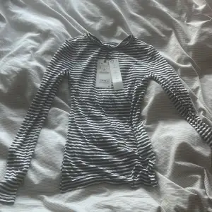 Säljer en helt ny tröja från zara i storlek S  då jag inte har användning för den. Materialet är lite genomskinligt och den är jätte snygg! 