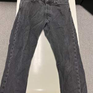 Ett par Jack & Jones Jeans i fint skick och bra passform i storlek 30/32