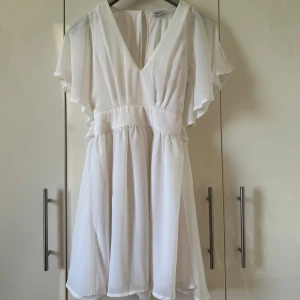 Vit klänning  - Klänning från bubbelroom i storlek 34, endast använd under studenten 💛