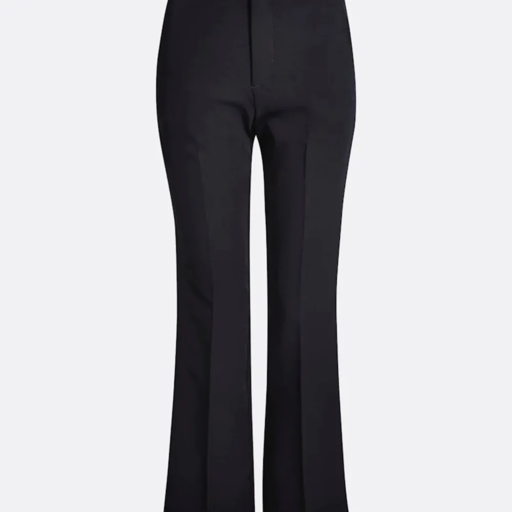 Säljer mina svarta kostymbyxor från bikbok i modellen ”vilma”. Använt några gånger men inga skador eller liknande. . Jeans & Byxor.