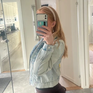 Jeansjacka - Säljer denna jeansjacka från HM då jag har en annan som används mer och den har blivit för liten. Köparen står för frakten och pris kan diskuteras.