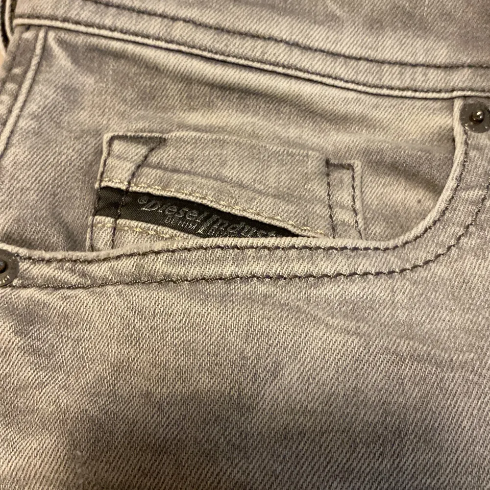 Diesel jeans i fint skick står att de äf 34 i längd men skulle uppskatta att det är mer som en 32a de äf slim men skulle säga mer straight fit beror på hur lång man är. Jeans & Byxor.