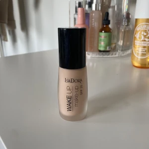 Isadora foundation  - Säljer denna foundation då den inte är i min färg, men den är väldigt fin och är lätt att blanda ut! Har bara testat den en gång på handen så jag har inte använt den mycket🌸🎀✌🏼