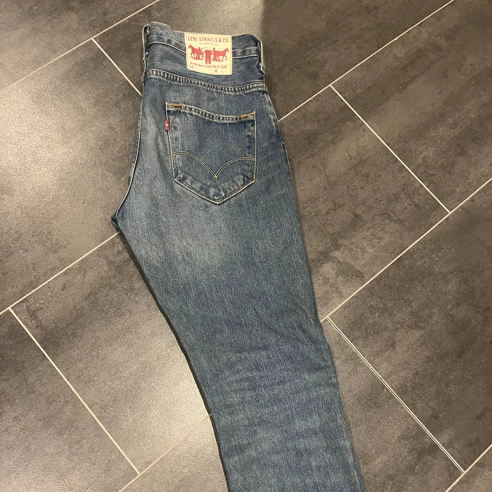 Hej jag säljer mina Levis jeans då de bara legat i min garderob. Skick: 9/10. Jeans & Byxor.