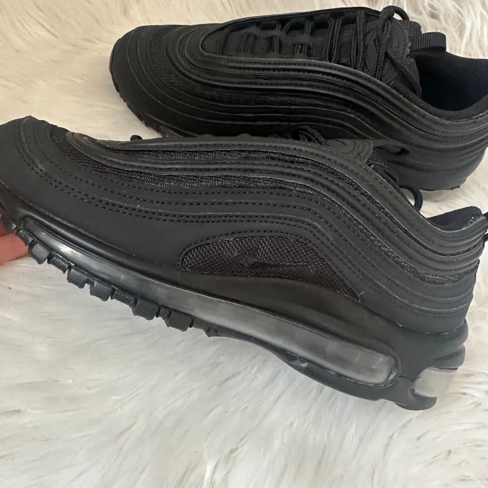 Säljer dessa snygga oanvända Nike Air Max 97 skorna eftersom de inte kommer till användning! Nypris ca 1700💗 De är som sagt oanvända endast testade!. Skor.