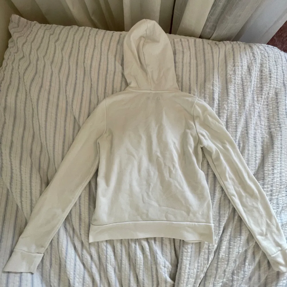 Fin och trendig vit abercrombie and fitch hoodie:) Köpt secondhand men i jättefint skick:). Hoodies.