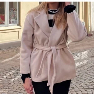 SÖKER EN KAPPA ’  - SÖKER EN SÅN HÄR I MARIN BLÅ ELLER SVART!❤️