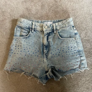 Jeansshorts  - Säljer dessa jeansshorts med paljetter från bershka!💕