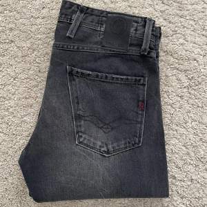 Säljer nu dessa feta replay anbass jeans i storlek 29/32, skick 9/10 och det är bara att höra av sig vid funderingar