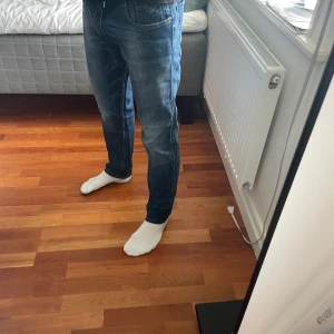 Replay jeans - Säljer ett par riktigt sköna jeans från replay för 499kr. Storlek: W32 L32, modell: ANBASS, skick: 9/10.