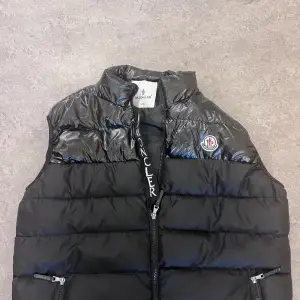  moncler väst. Storleken sitter som L och den är i bra skick. Säljer denna åt en vän, priset är diskutabelt. Den är icke riktig