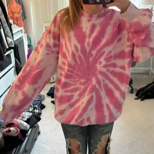 Jätte cool tie dye sweatshirt, säljer då den är för stor på mig som är 155🪩