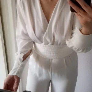 Vitt overall  - Helt nytt aldrig använt vitt overall. Jätte fint och elegant. 