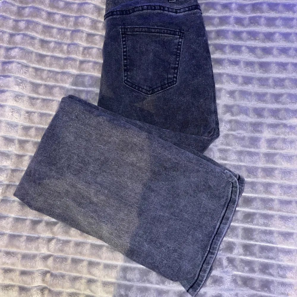 Fina jeans från shein säljer då jag aldrig använder dom, den enda som har använt dom är min kompis typ kanske 3ggr köpte för 250kr säljer för 150.  Storlek xs/s skriv privat för fler bilder🥰. Jeans & Byxor.