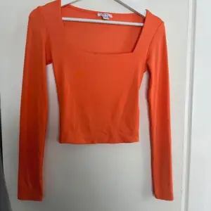 Långärmad lite croppad tröja i ganska stark orange färg, superfin för den som passar i orange 🧡