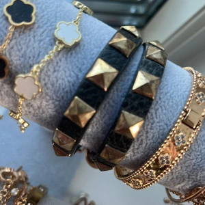 Valentino liknande armband  - Valentino liknande amrband i fint skick. Passar till fest eller vardags