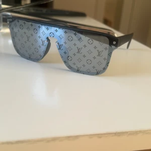LV solgasögon - LV glasögon som aldrig är använda och i nyskick. (Säljer dem för de är inte min stil.)  De köptes slutet på förra sommaren.