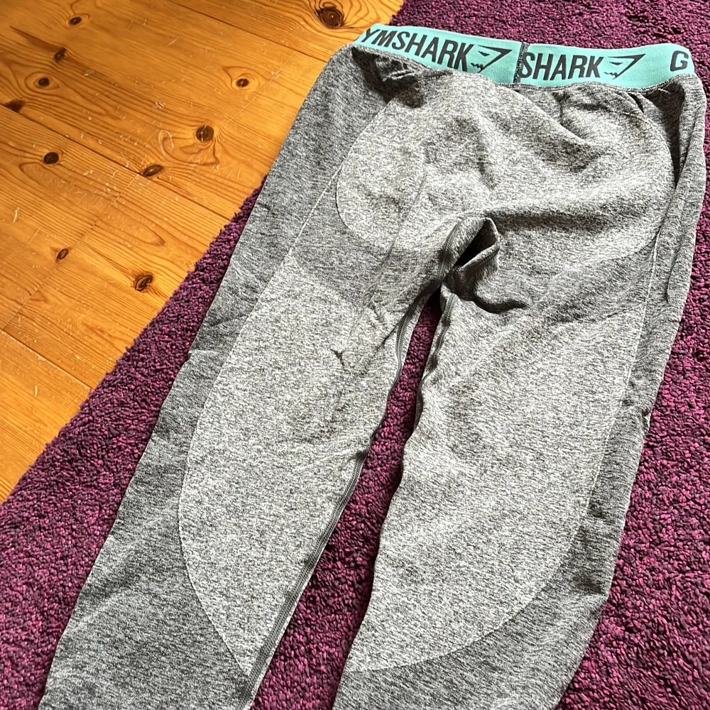 Gråa fina träningstights från Gymshark. HELT oanvända. Superfint skick. Pris diskuterbart 💕. Jeans & Byxor.