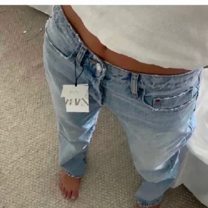 Midrise jeans zara - Säljer mina zara jeans som tyvärr inte kommer till användning längre❣️