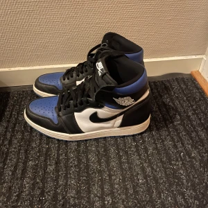 Air Jordan 1 high ”Royal Toe” - Använd ett fåtal gånger, och skorna är i nyskick. Köpta för 2 år sedan och har bara legat oanvända sen dess. Storlek 42,5 Nypris 4000-5000kr
