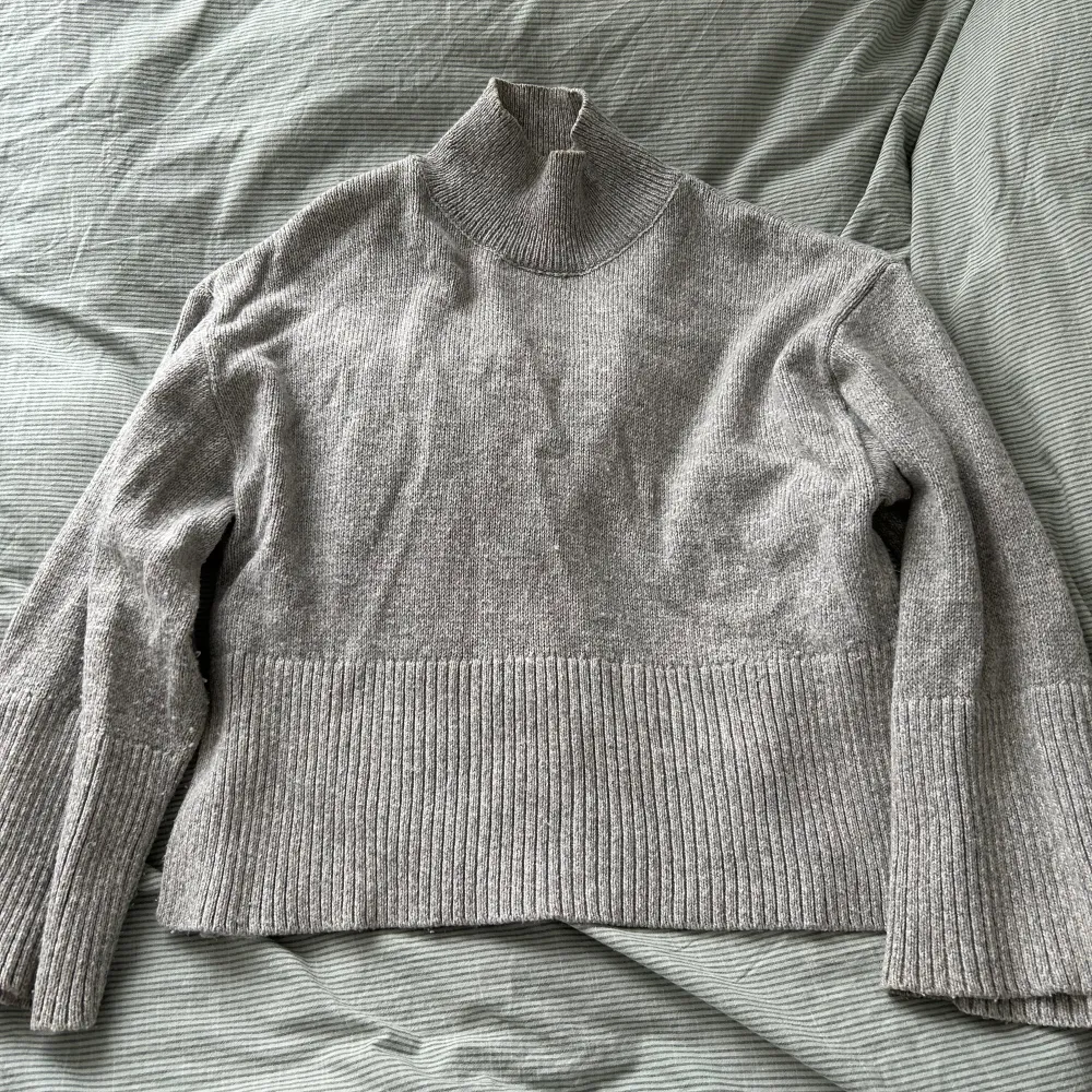 Grå stickad tröja från Gina Tricot i storlek Small. Pris: 150 kr + frakt☺️. Stickat.