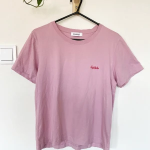 Rodebjer tshirt ”Rodebabe” Small - Rosa tshirt från Rodebjer storlek S, med texten Rodebabe. Litet hål på framsidan som syns på bild 3. 