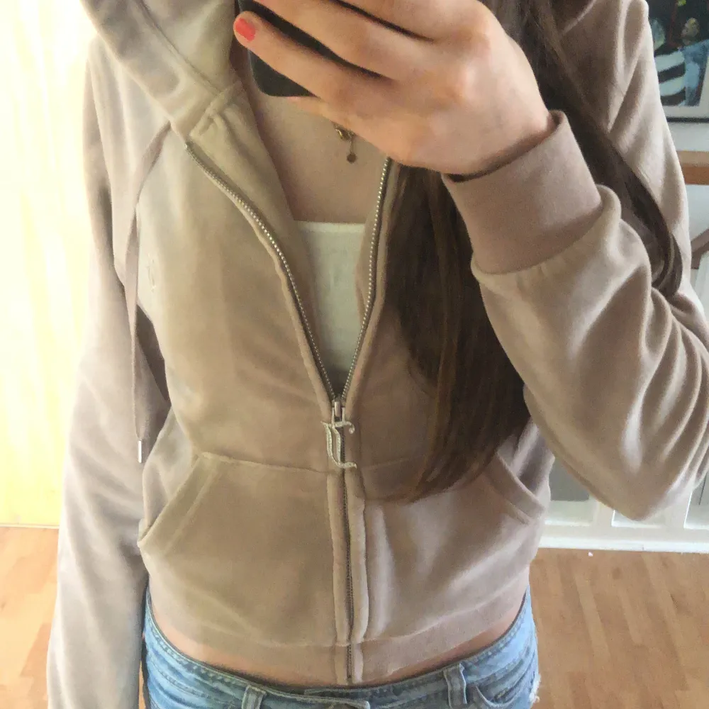 Det är en zipupp hoodie för tjejer från 9-13 år. Det är en barnstorlek. Den börjar tyvärr bli för liten för mig! Den är super snygg!. Hoodies.