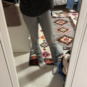 Zara jeans - Säljer dessa jeansen super fina nu till våren, dem har gått sönder där uppe (kolla bilden) men kan lätt sys ihop därmed säljer jag billigt💕