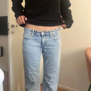 Säljer dessa jätte snygga ljusblåa lågmidjade jeans!! Som är ifrån weekday! Säljer pågrund av att dom inte kommer till användning längre! Dom är små i storleken!!
