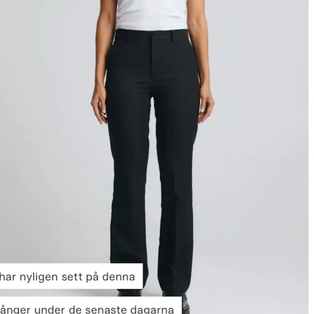 Säljer dessa svarta kostymbyxor från bikbok, endast använda någon gång . Jeans & Byxor.