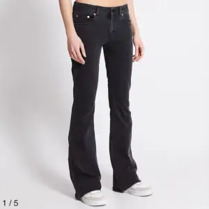 Svarta bootcut jeans från lager 157, säljer pga att dom inte sitter bra på mej. Jeansen är i bra skick. Ny pris 400kr men säljer för 250kr. Skriv för med bilder eller om du vill diskutera priser. ❤️ Strl XL short. 