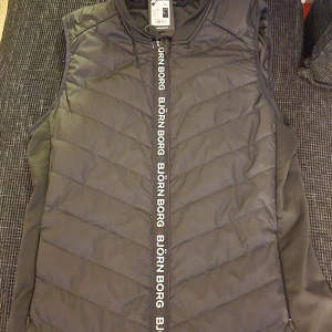 Björn borg väst - Björn borg väst som jag inte har använt en enda gång. Lappen står kvar på västen.  Köptes för 900 säljs för 300