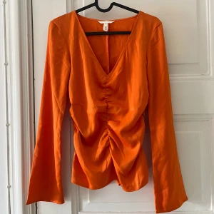 Satintopp - Orange satintopp från HM med vida ärmar🫶🏽