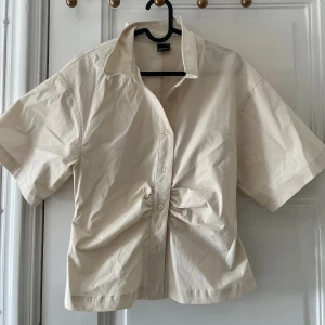 Kortärmad skjorta - Figursydd Kortärmad skjorta från Gina, Aldrig använd!