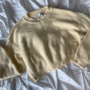 Zara tröja  - Jättemysig tröja från Zara, knappt använd. Fint skick. 🤍  Något Croppad i passformen.