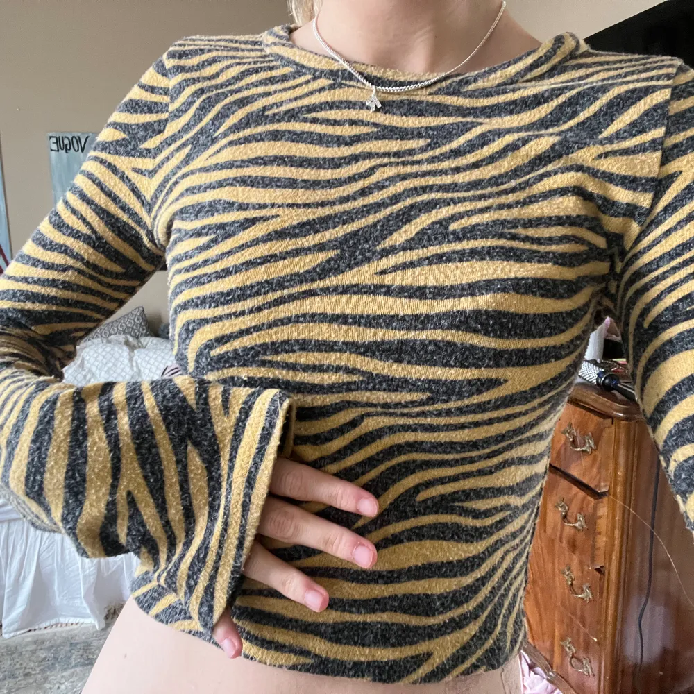 Så skön mönstrad tröja från Zara storlek S!🧡🖤🧡. Toppar.